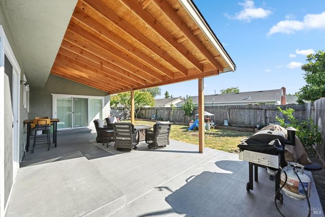 38 Eastside Cir, Petaluma, CA 94954