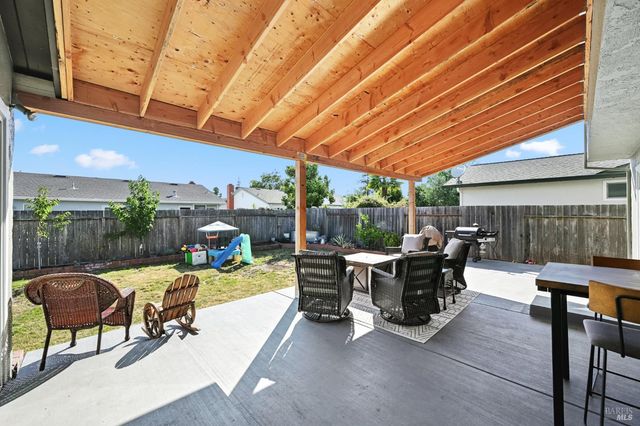 38 Eastside Cir, Petaluma, CA 94954