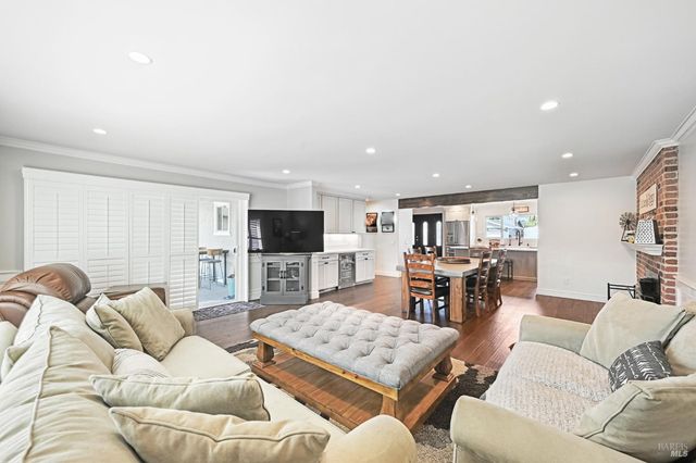 38 Eastside Cir, Petaluma, CA 94954