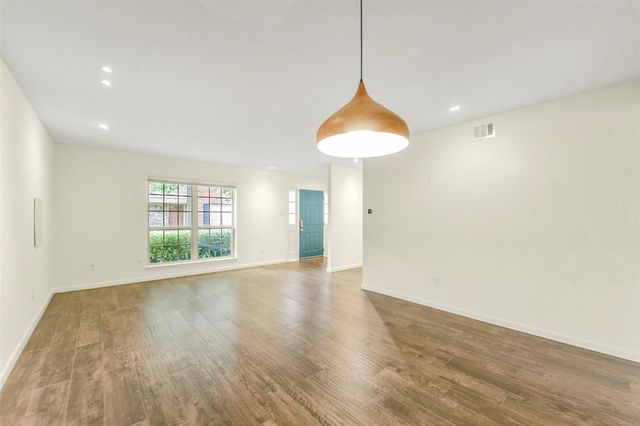 5863 Doliver Drive 16, Houston, TX 77057