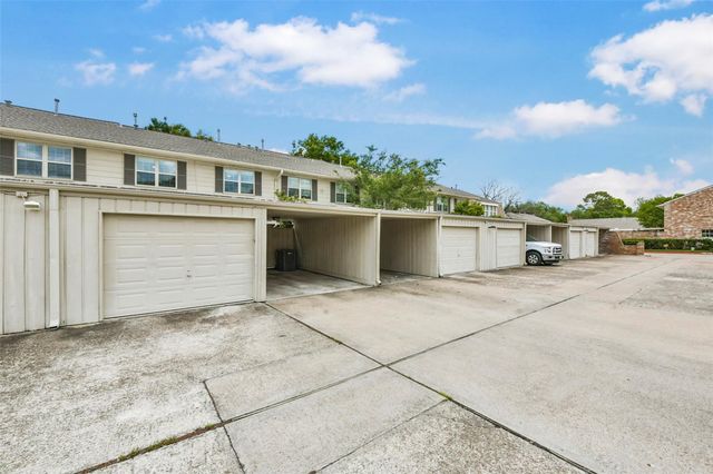 5863 Doliver Drive 16, Houston, TX 77057