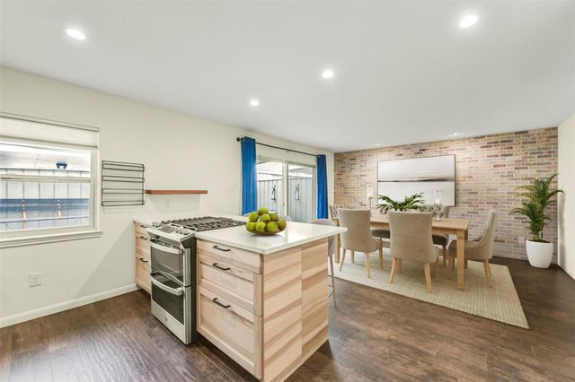 5863 Doliver Drive 16, Houston, TX 77057