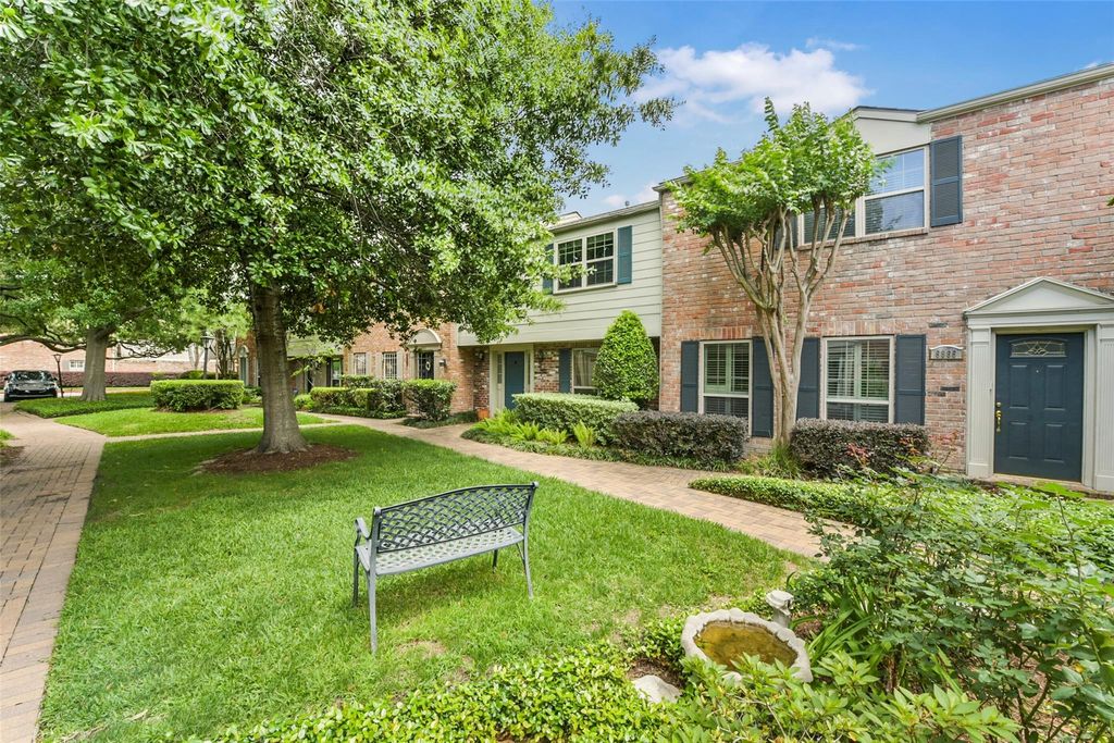 5863 Doliver Drive 16, Houston, TX 77057