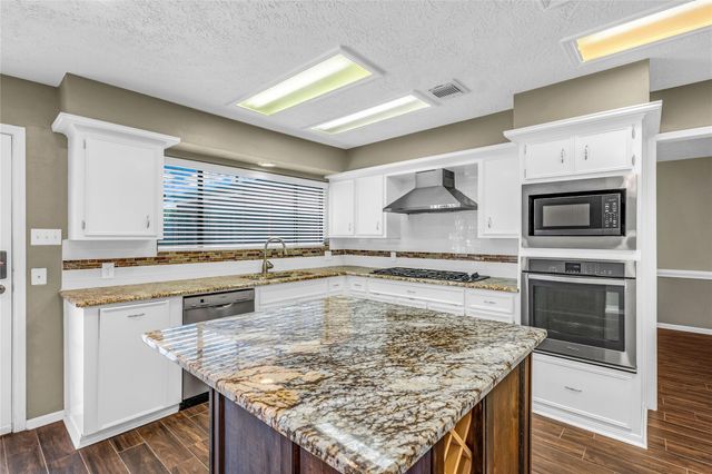 2202 Erin Glen Court, Deer Park, TX 77536