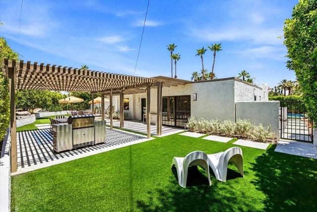 1127 N Calle Marcus, Palm Springs, CA 92262
