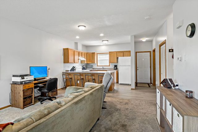 2935 Hemingway Drive, Chaska, MN 55318