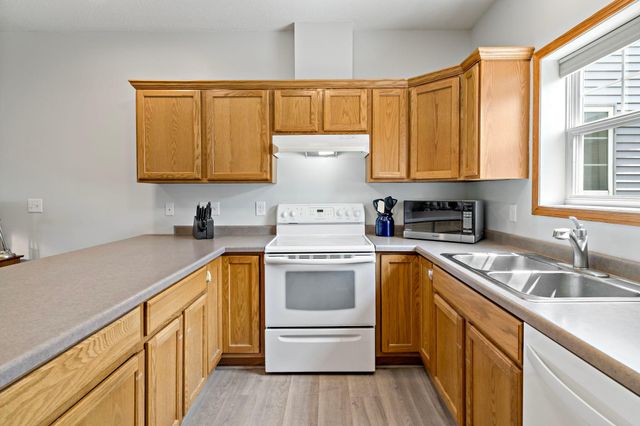 2935 Hemingway Drive, Chaska, MN 55318