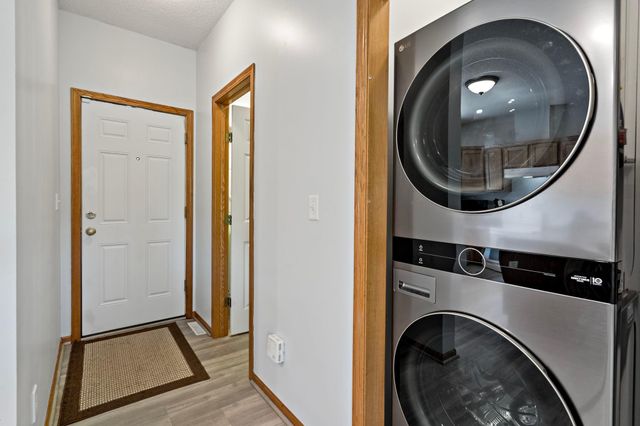2935 Hemingway Drive, Chaska, MN 55318