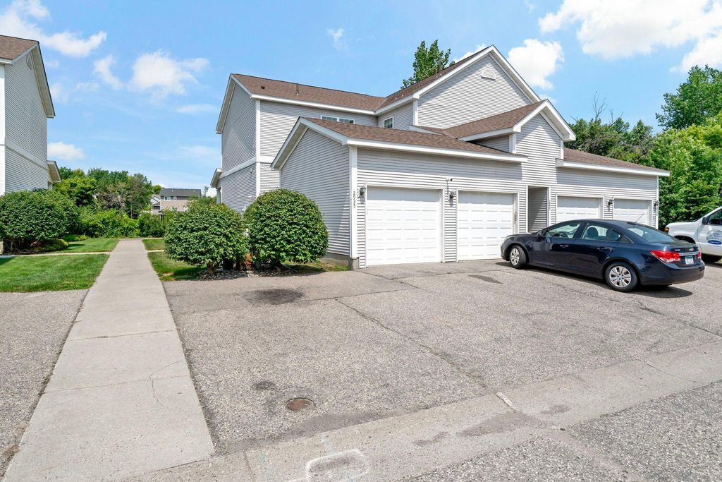 2935 Hemingway Drive, Chaska, MN 55318 — photo 2
