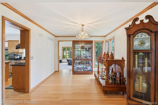 52825 Seven Oaks Drive, Shelby Charter Township, MI 48316
