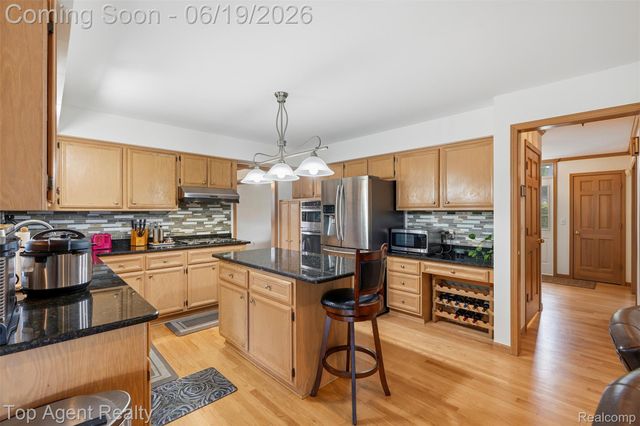 52825 Seven Oaks Drive, Shelby Charter Township, MI 48316
