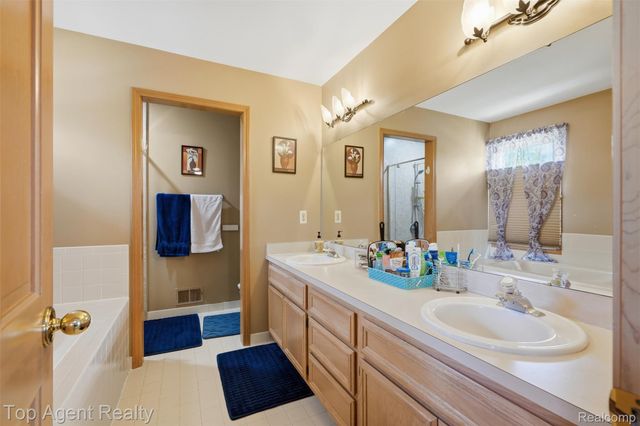 52825 Seven Oaks Drive, Shelby Charter Township, MI 48316