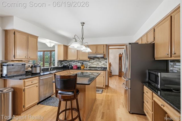 52825 Seven Oaks Drive, Shelby Charter Township, MI 48316