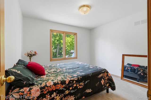 52825 Seven Oaks Drive, Shelby Charter Township, MI 48316