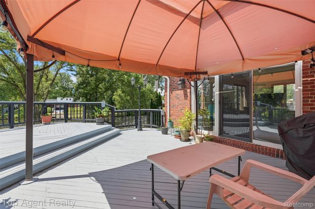 52825 Seven Oaks Drive, Shelby Charter Township, MI 48316