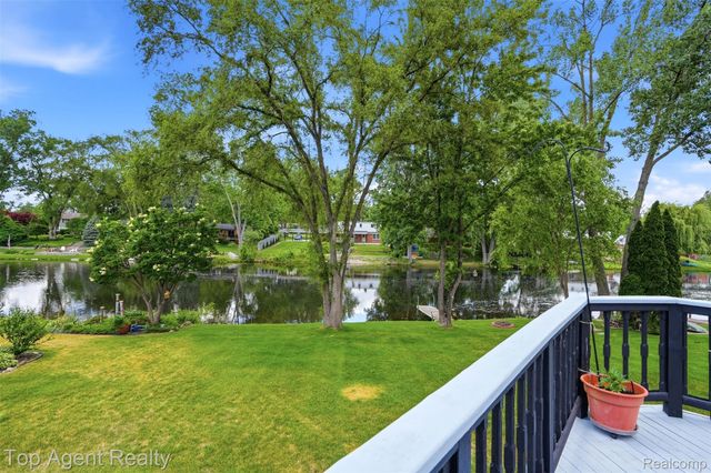 52825 Seven Oaks Drive, Shelby Charter Township, MI 48316