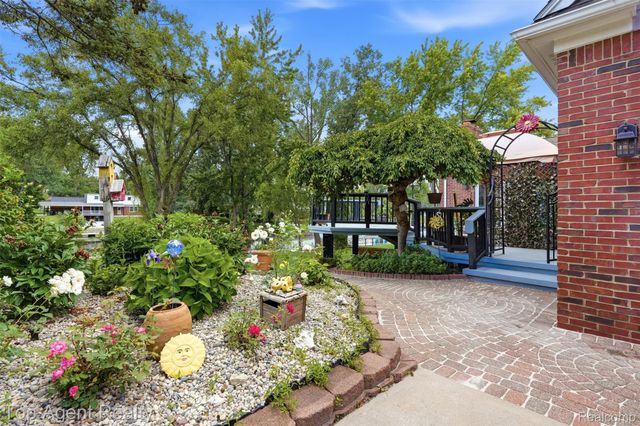 52825 Seven Oaks Drive, Shelby Charter Township, MI 48316