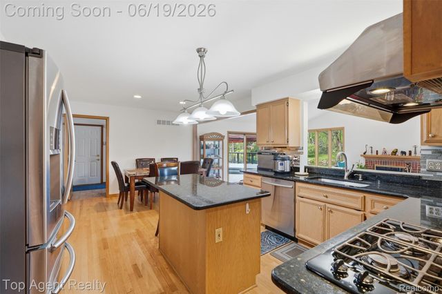 52825 Seven Oaks Drive, Shelby Charter Township, MI 48316