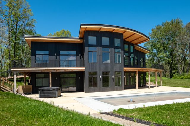 220 Robbins Road, Valparaiso, IN 46385