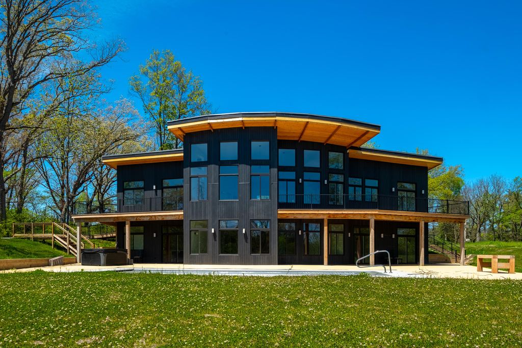 220 Robbins Road, Valparaiso, IN 46385