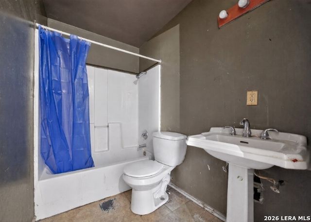2203 COLONY DR, Hondo, TX 78861