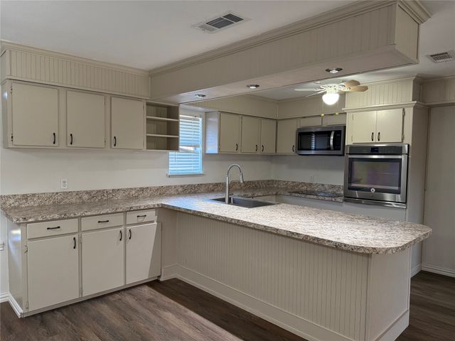 205 S Parkway Drive, Alvarado, TX 76009