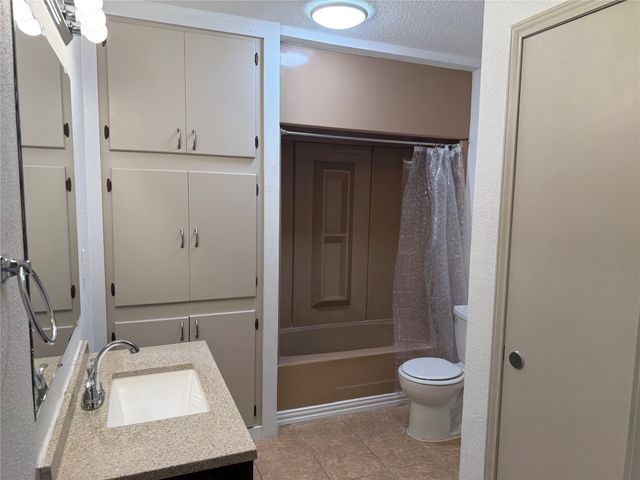 205 S Parkway Drive, Alvarado, TX 76009