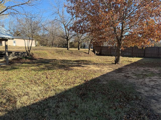 205 S Parkway Drive, Alvarado, TX 76009