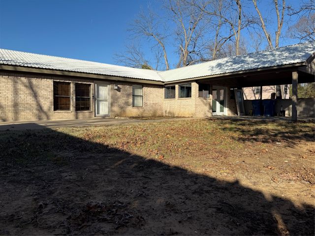 205 S Parkway Drive, Alvarado, TX 76009