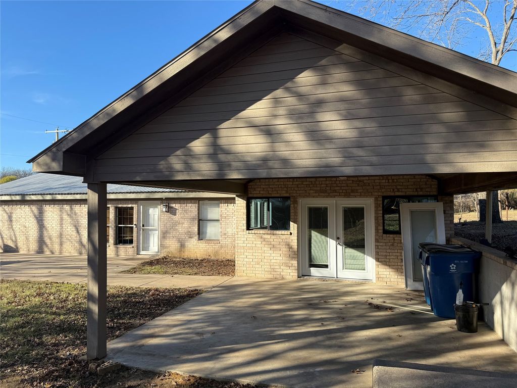 205 S Parkway Drive, Alvarado, TX 76009