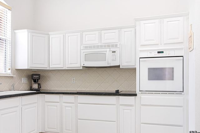 18737 Oakbrook Rd, Tyler, TX 75703