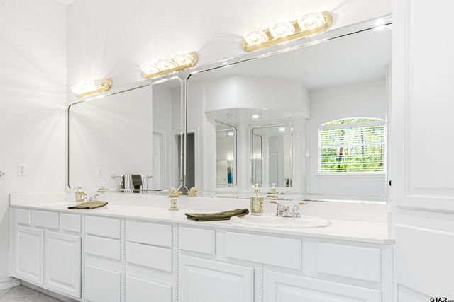 18737 Oakbrook Rd, Tyler, TX 75703