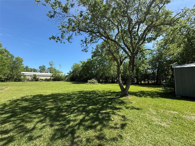 155 County Road 133, Alvin, TX 77511