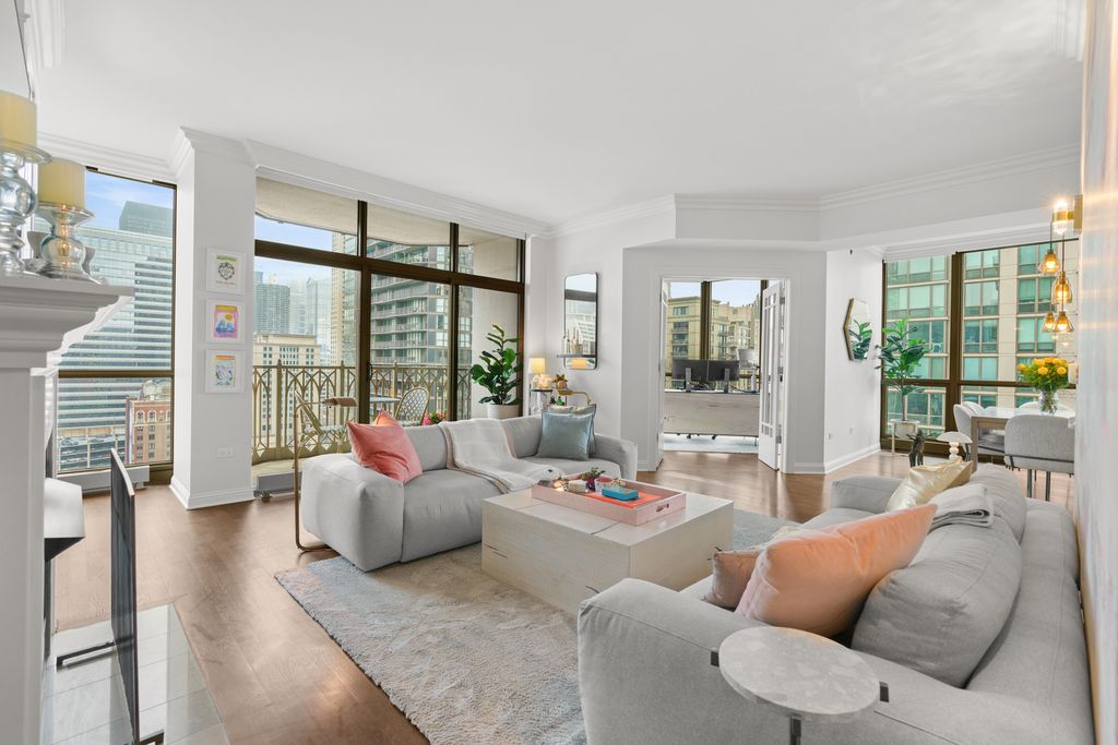 21 E HURON Street 2102, Chicago, IL 60611 — photo 3