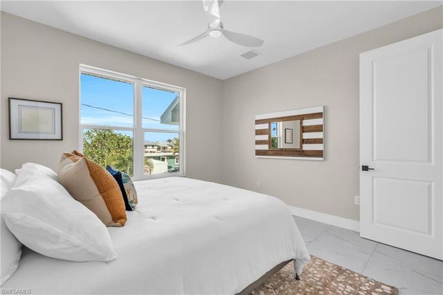 180 Flamingo ST, Fort Myers Beach, FL 33931