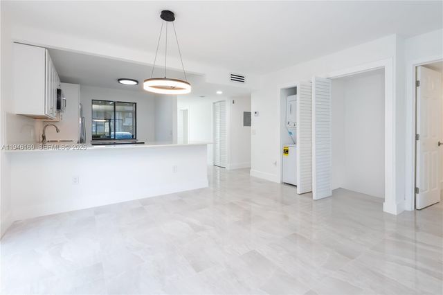 16461 Blatt Blvd 104, Weston, FL 33326