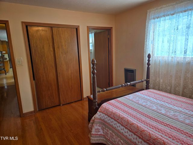 720 North Mohawk Drive, Erwin, TN 37650