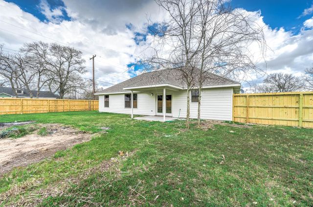3706 Live Oak Street, Damon, TX 77430