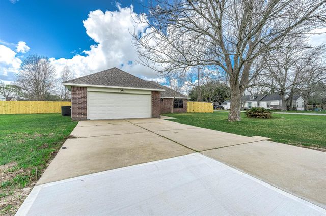 3706 Live Oak Street, Damon, TX 77430