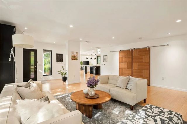 13082 Blairwood Drive, Studio City, CA 91604