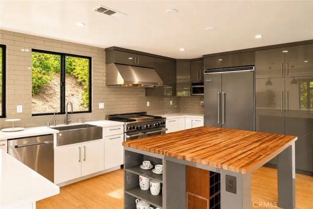 13082 Blairwood Drive, Studio City, CA 91604