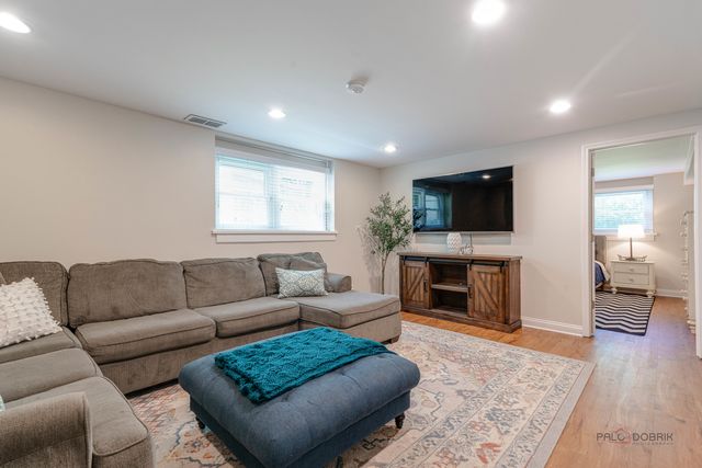 6 S DEERPATH Drive, Vernon Hills, IL 60061