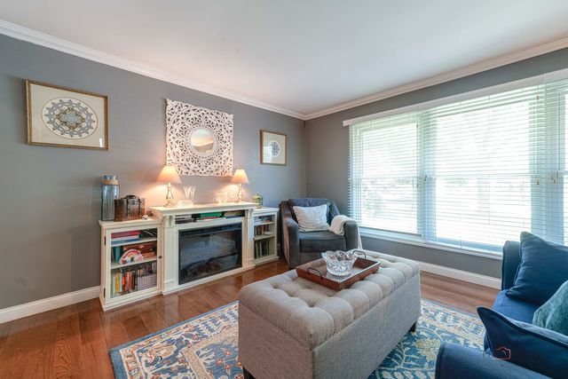 6 S DEERPATH Drive, Vernon Hills, IL 60061