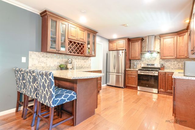 6 S DEERPATH Drive, Vernon Hills, IL 60061