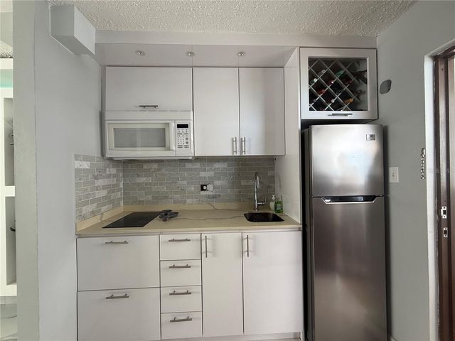 Cond Golden Beach Isla Ve ISLA VERDE 3511 804, Carolina, PR 00979