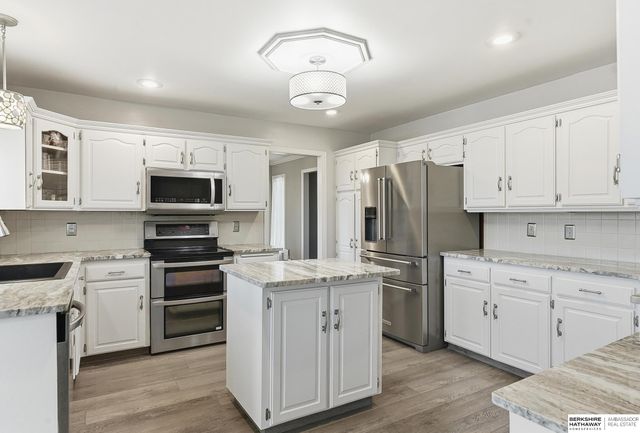 1415 Skyline Drive, Omaha, NE 68022
