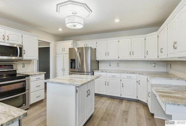 1415 Skyline Drive, Omaha, NE 68022