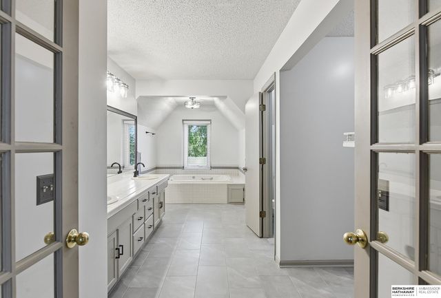1415 Skyline Drive, Omaha, NE 68022