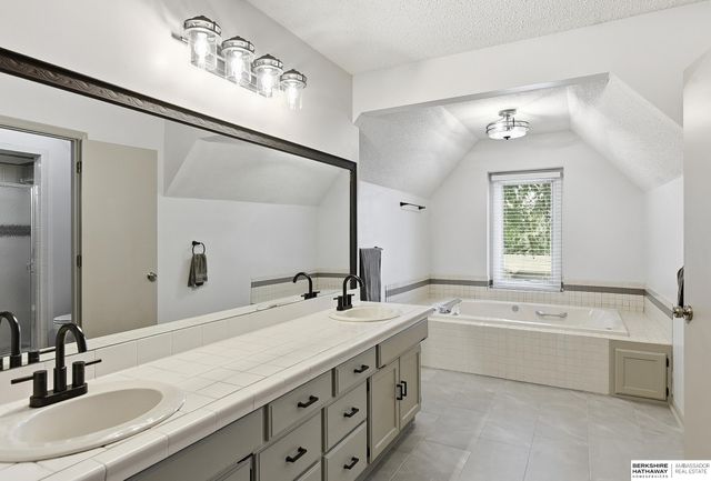 1415 Skyline Drive, Omaha, NE 68022