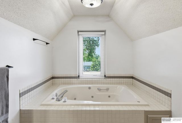 1415 Skyline Drive, Omaha, NE 68022